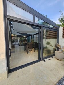 Terasa acoperita si inchisa cu aluminiu si sticla