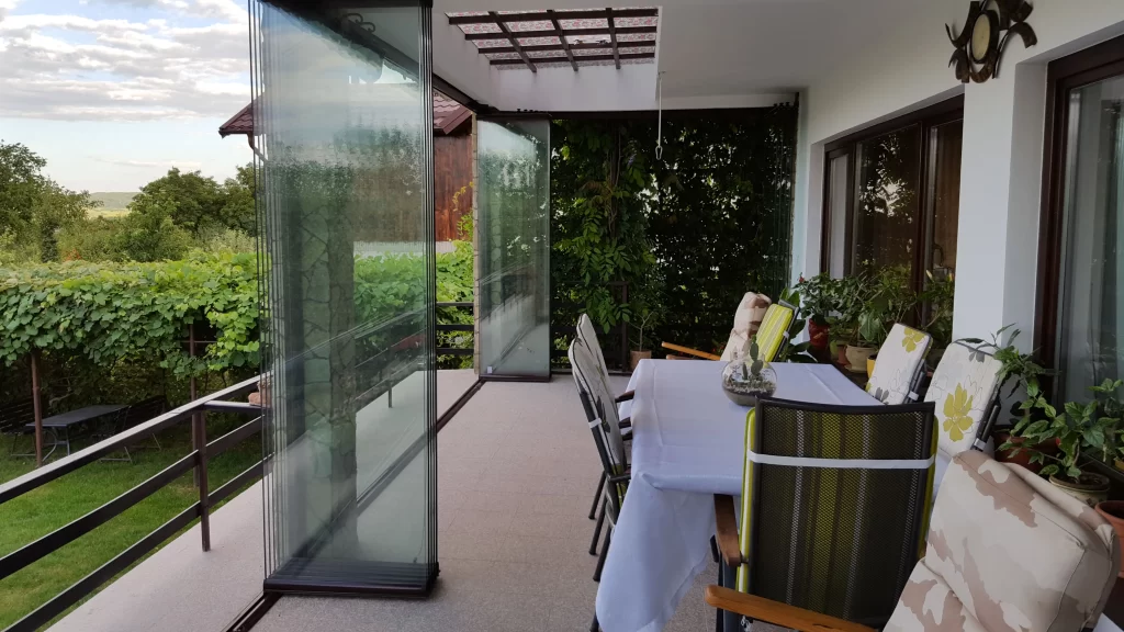 Închideri cu panouri culisante din sticla